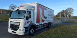 Camion aux couleurs de notre application de commandes de transport de produits palettisés en ligne